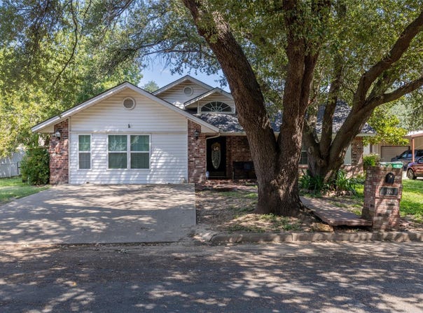 704 E 16th St, Cameron, TX 76520