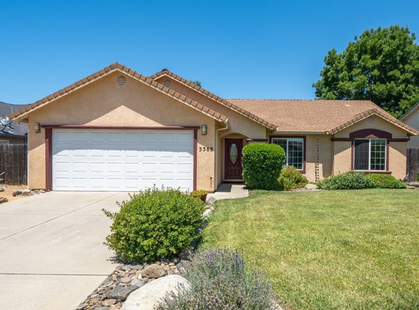 3388 Oak Street, Anderson, CA 96007