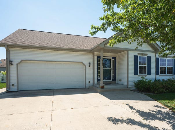 1315 E Pinecrest Ln, Elkhorn, WI 53121