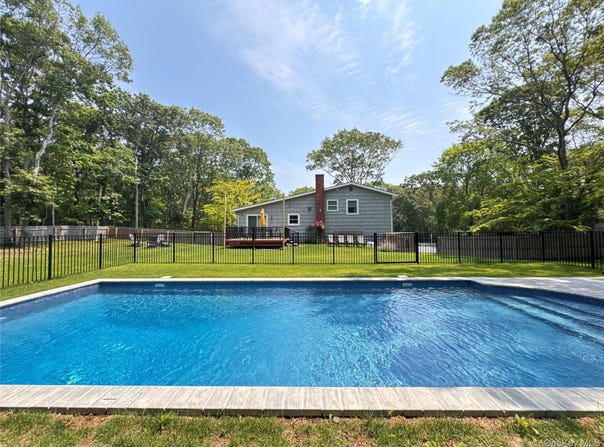 3 Debbie Trail, Hampton Bays, NY 11946
