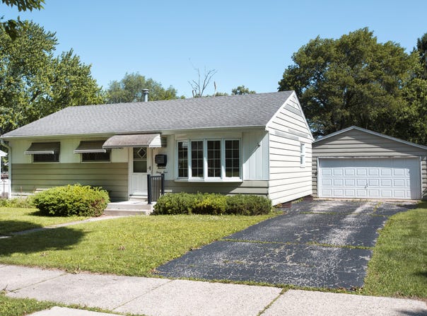 1434 Aldoro Dr, Waukesha, WI 53188