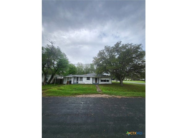 142 W 4th Street, Yorktown, TX 78164