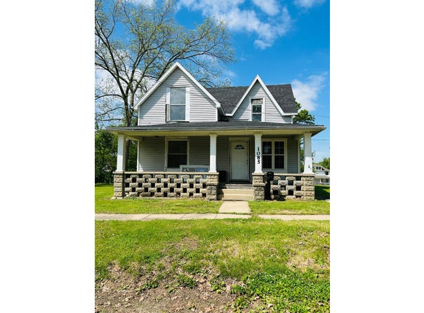 1085 Davis St, Barry, IL 62312