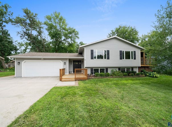 1513 E Sylvan Cir, Brandon, SD 57005