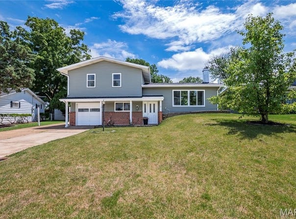 3228 Southern Aire Drive, Mehlville, MO 63125