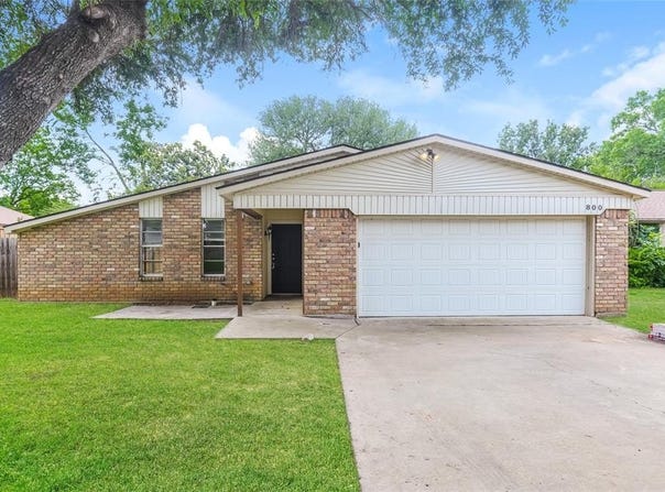 800 Matthews Court, Arlington, TX 76012