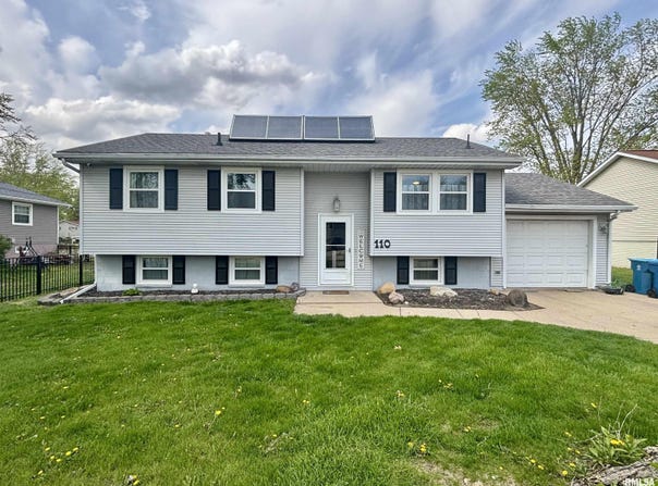 110 COUNTRY Court, De Witt, IA 52742