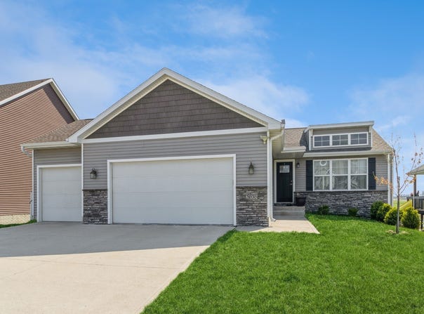 2035 SE Parkview Crossing Drive, Waukee, IA 50263