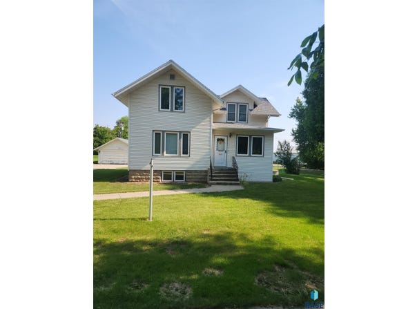 313 E 2nd St, Hills, MN 56138
