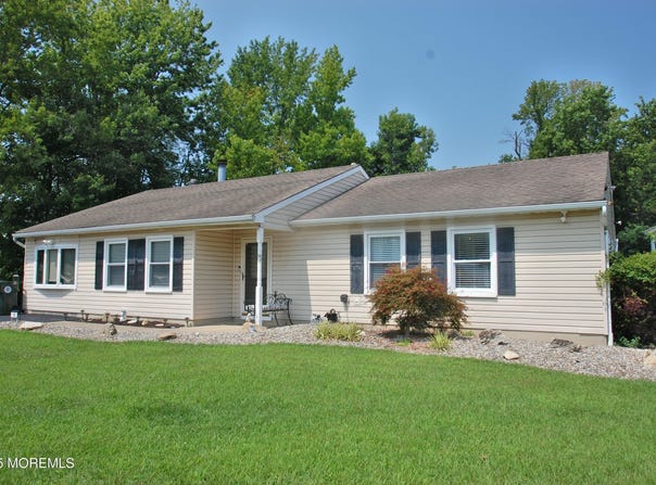 18 Angela Circle, Hazlet, NJ 07730