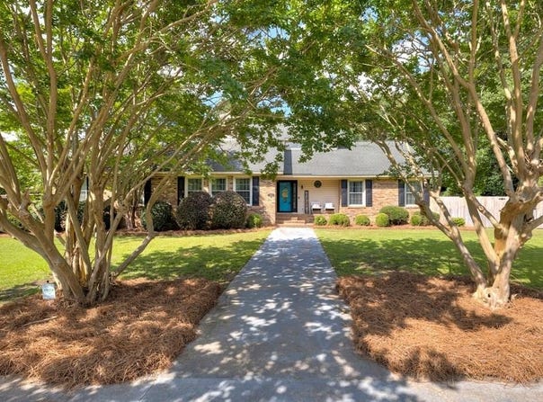 1392 Country Club Cir, Manning, SC 29102