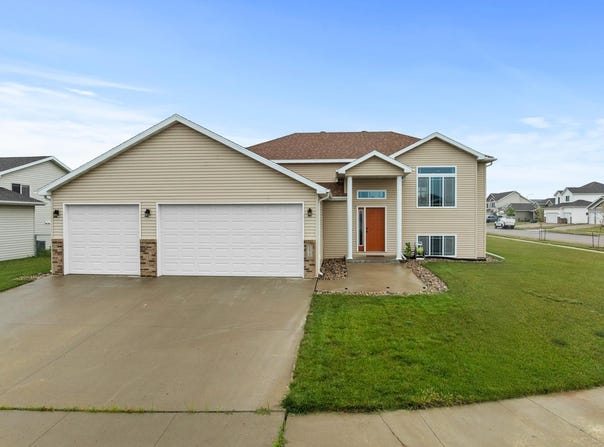 3425 8th ST, Minot, ND 58703