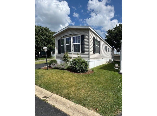 822 Oakbrook Drive, Crystal Lake, IL 60014