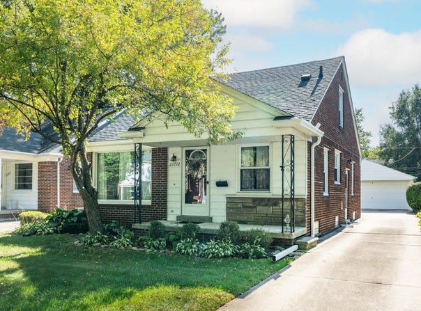 21712 Prestwick Avenue, Harper Woods, MI 48225-2370