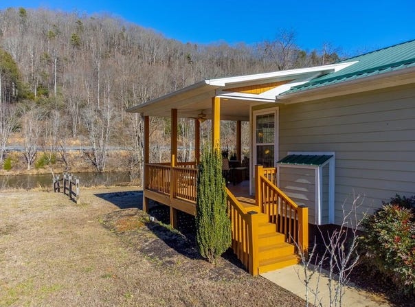 990 Hornet Dr., Whittier, NC 28789