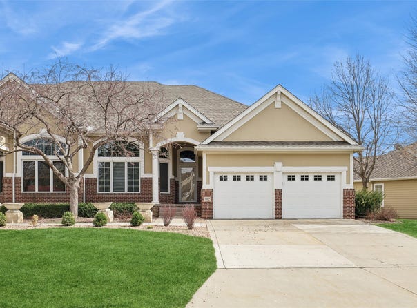 882 Burr Oaks Drive, West Des Moines, IA 50266