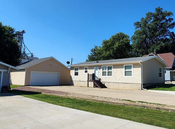 1312 1st Street, Hull, IA 51239