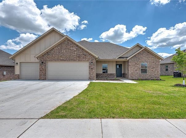 98  N Banner  AVE, Farmington, AR 72730