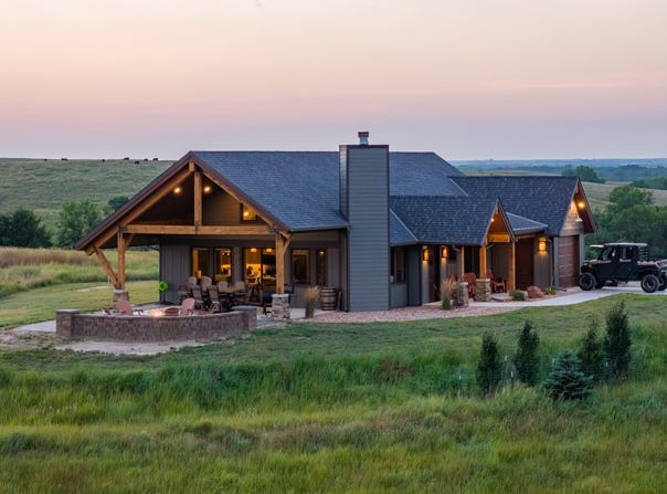 987 River Rd., Red Cloud, NE 68970