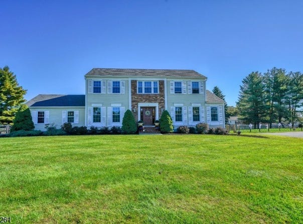 8 Elm Ct, Washington Twp., NJ 07853-3346