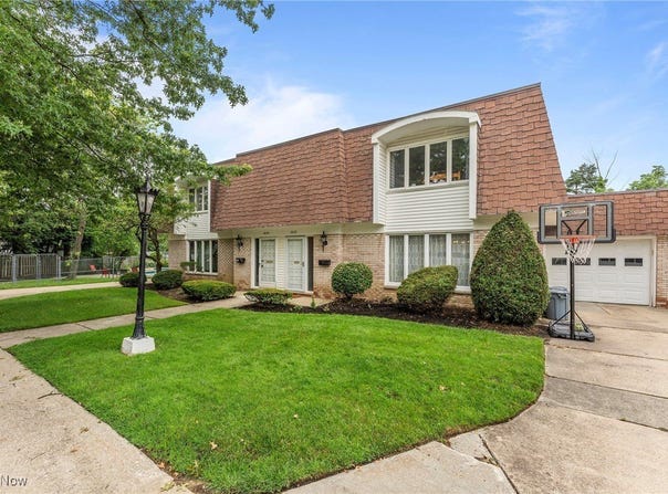2632 S Green Road, University Heights, OH 44122