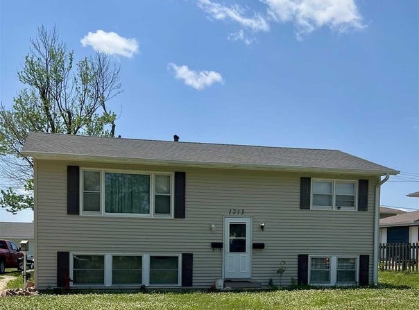 1213 Bowler St, Hiawatha, IA 52233
