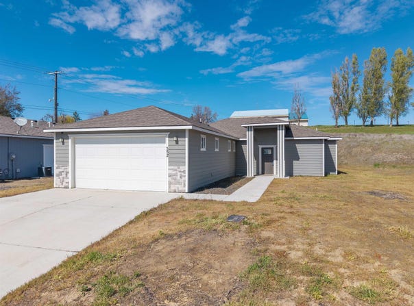 352 E Davis St, Connell, WA 99326