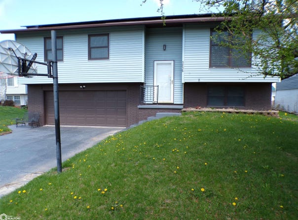 1215 Rolling Meadows Road, Marshalltown, IA 50158