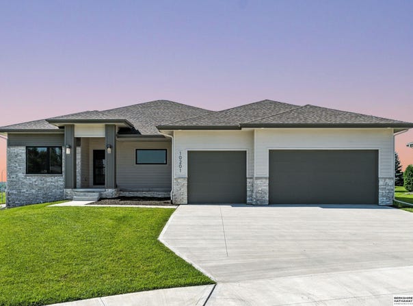 10201 Cove Hollow Drive, Papillion, NE 68046