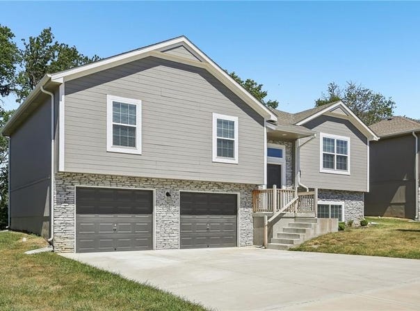 910 NW Hilltop Lane, Grain Valley, MO 64029