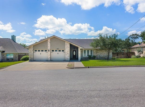 850 Whispering Oaks Drive, Giddings, TX 78942