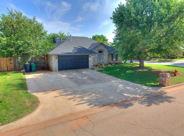 10001 S Hollyhead Way, Yukon, OK 73099