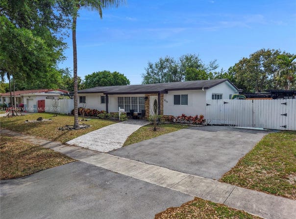 810 NE 182nd St, North Miami Beach, FL 33162