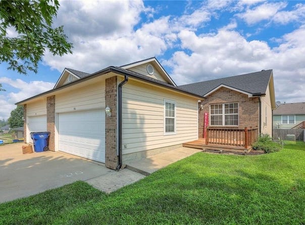 1961 Joles Drive, Tonganoxie, KS 66086
