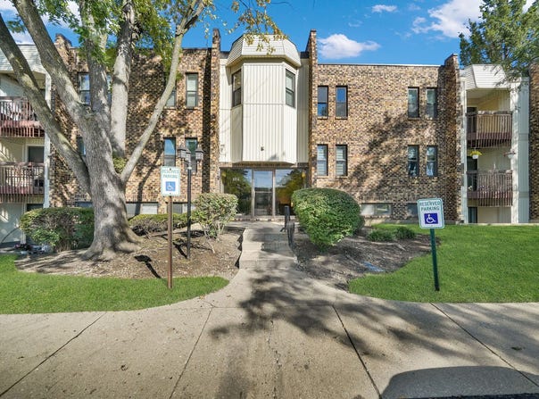 2212 Country Club Drive, Woodridge, IL 60517