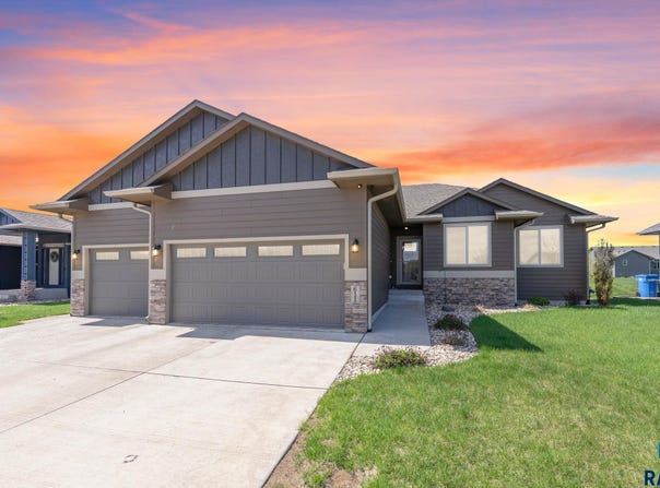 611 Brannon Dr, Harrisburg, SD 57032