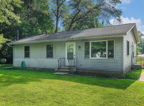 1183 102nd Avenue, Plainwell, MI 49080