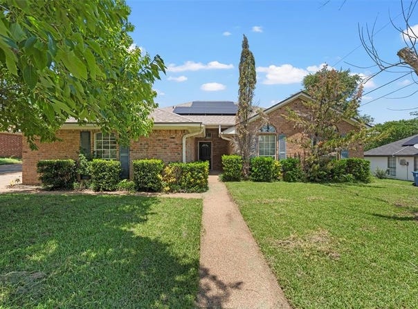 312 Hedrick Drive, Hewitt, TX 76643