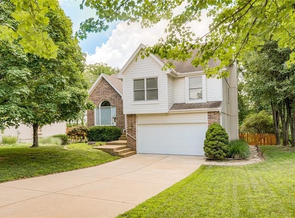 2015 NW 81st Place, Kansas City, MO 64151