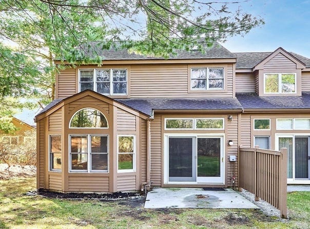 1105 Ridgefield Cir, Clinton, MA 01510