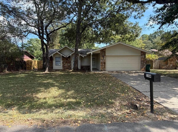 2104 West Street, Conway, AR 72032