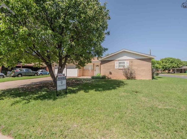 1100 W CORNELIA AVENUE, Iowa Park, TX 76367
