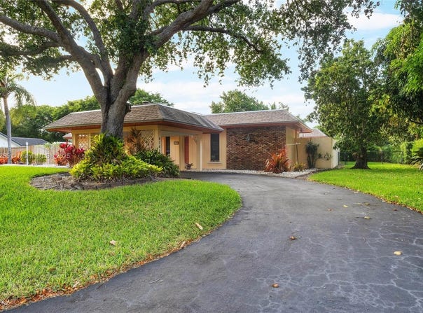 8261 SW 186th St, Cutler Bay, FL 33157