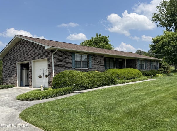 9315 Johnson Rd, Strawberry Plains, TN 37871