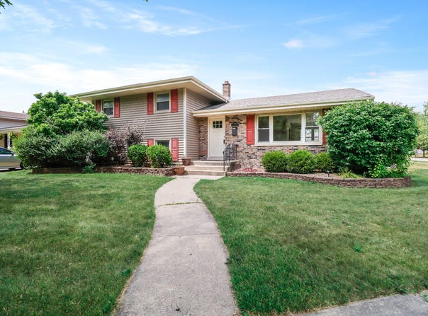 9554 Crestwood Avenue, Munster, IN 46321
