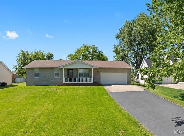 1231 Bahamas Drive, Edwardsville, IL 62025