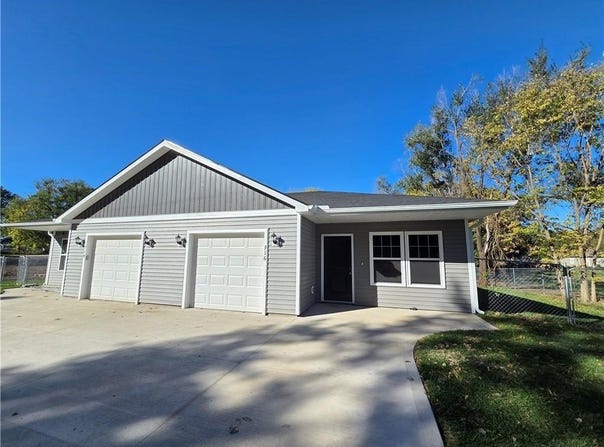 32 E 7th Street, Adrian, MO 64720