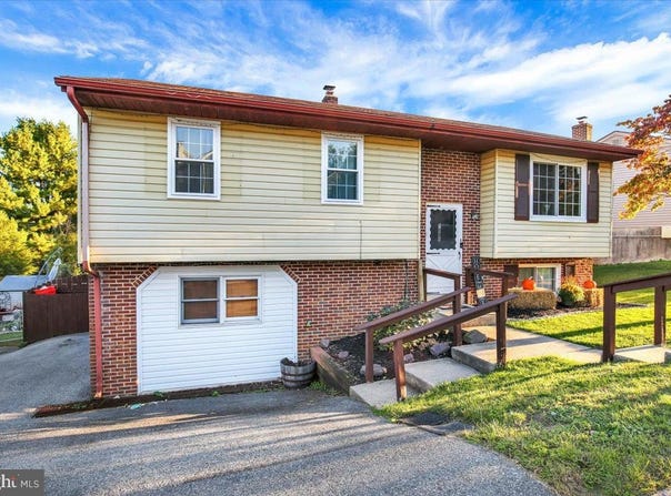 104 PEAR Street, MOHNTON, PA 19540