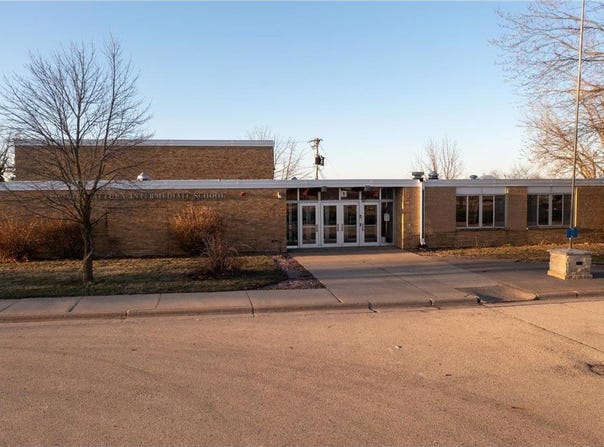 325 1st Avenue SE, Altura, MN 55910