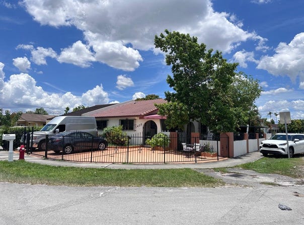 1405 W 38th Pl, Hialeah, FL 33012
